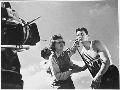 Leni Riefenstahl mit dem US-amerikanischen Zehnkämpfer Glenn Morris bei den Dreharbeiten zum Olympia-Film