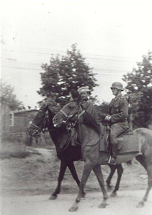 Zwei Soldaten auf ihren Pferden während eines Ritts im Lager.
