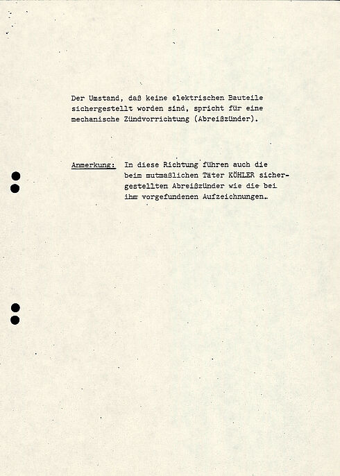 Das Dokument zeigt den Zwischenbericht der Sonderkommission zum Sprengstoffanschlag auf dem Oktoberfest 1980. Im Bericht werden die Tat, die Ermittlungen und die nächsten Schritte der Ermittlung und Öffentlichkeitsarbeit.