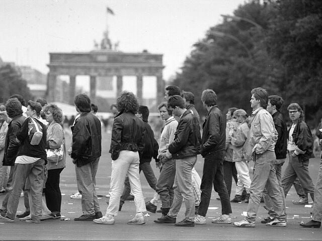 Warteschlangen Jugendlicher vor dem Konzert von Michael Jackson vor dem Reichstag am 19. Juni 1988
