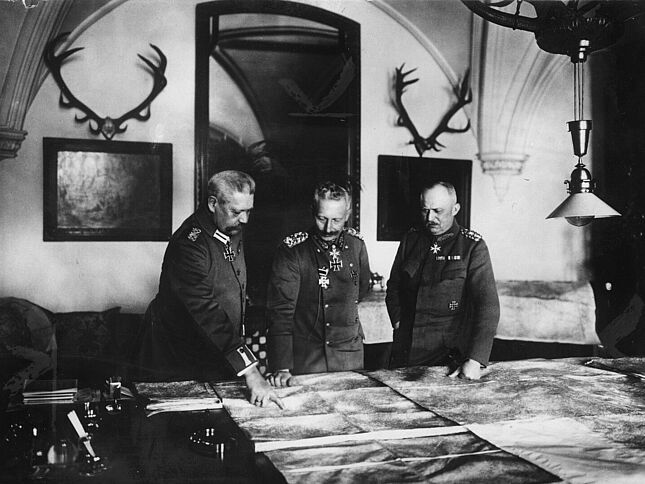 Generalfeldmarschall Paul von Hindenburg, Kaiser Wilhelm II. und General der Infanterie Erich Ludendorff am Kartentisch im Großen Hauptquartier, 1917