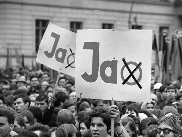 Teilnehmende an der Kundgebung zum Volksentscheid vor der Berliner Humboldt-Universität am 5. April 1968 mit "Ja"-Plakaten.