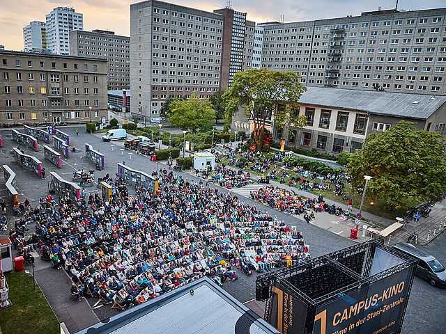 Die Menschenmenge von oben bei der Vorführung von „Die Akte Lindenberg - Udo und die DDR “ beim Campus-Kino 2026 Die Menschenmenge von oben bei der Vorführung von „Die Akte Lindenberg - Udo und die DDR “ beim Campus-Kino 2026