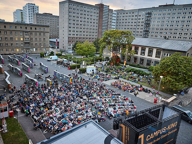 Die Menschenmenge von oben bei der Vorführung von „Die Akte Lindenberg - Udo und die DDR “ beim Campus-Kino 2026 Die Menschenmenge von oben bei der Vorführung von „Die Akte Lindenberg - Udo und die DDR “ beim Campus-Kino 2026