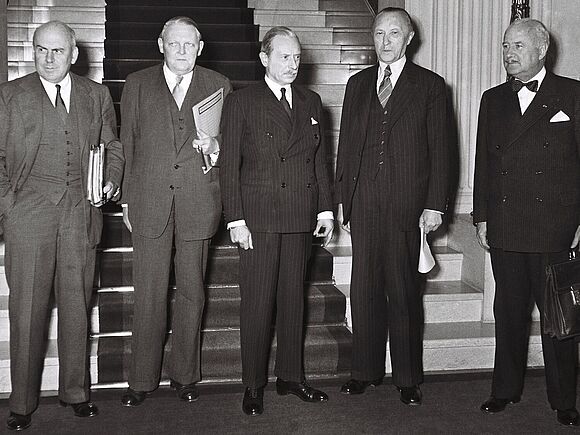 Bundeskanzler Adenauer und der Bundesminister für Wirtschaft Ludwig Erhard zu Besuch bei den Allierten Hochkommissaren im Hotel Petersberg. Von links nach rechts sind zu sehen: John McCloy, Amerikanischer Hochkommissar; Ludwig Erhard, Bundesminister für Wirtschaft; Ivone Kirkpatrick, Britischer Hochkommissar; Konrad Adenauer, Bundeskanzler; André Francois-Poncet, Französischer Hochkommissar.