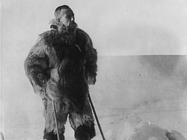 Der Polarforscher Roald&nbsp;Amundsen auf Skiern und in Pelzmäntel gehüllt