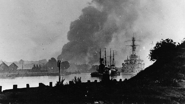 Linienschiff „Schleswig-Holstein“ beim Beschuss der Westerplatte, September 1939