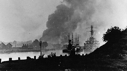 Linienschiff „Schleswig-Holstein“ beim Beschuss der Westerplatte, September 1939