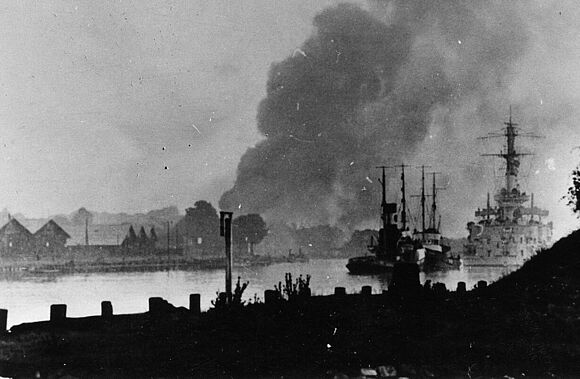 Linienschiff „Schleswig-Holstein“ beim Beschuss der Westerplatte
