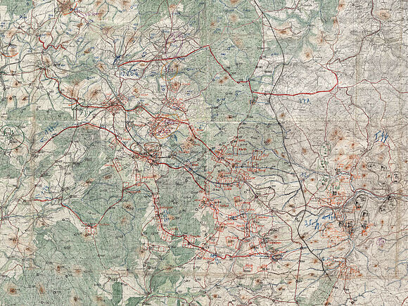 Karte vom deutsch-belgischen Grenzgebiet mit roten und blauen militärischen, taktischen Symbolen
