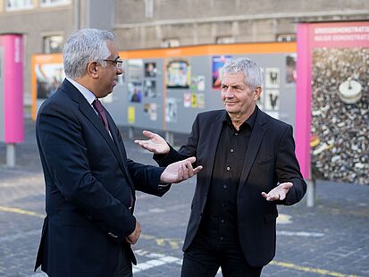 Der Bundesbeauftragte Roland Jahn begrüßt den UN-Sonderberichterstatter zum Recht auf Privatsphäre, Prof. Joe Cannataci, auf dem Campus für Demokratie