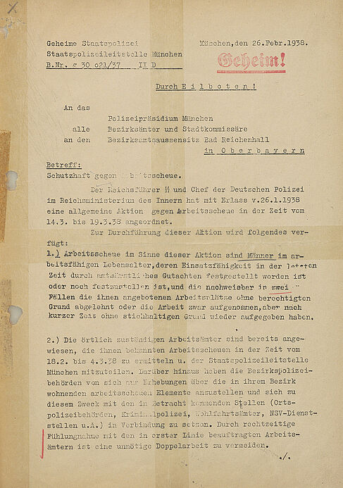 Maschinengeschriebenes Dokument mit rotfarbenen händischen Unterstreichungen und Markierungen sowie dem Stempel "Geheim!"