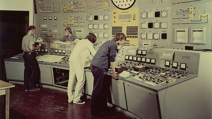 Arbeiter in der Schlatzentrale des Kernkraftwerks Greifswald