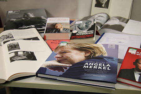 Bücher auf einem Tisch