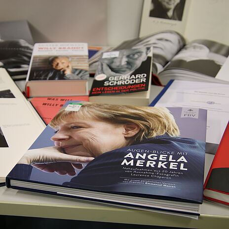 Bücher auf einem Tisch