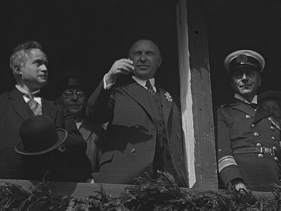 Tribüne beim XIV. Deutschen Turnfest in Köln im Juli 1928. In der Mitte: Konrad Adenauer