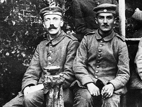 Gruppenbild von deutschen Soldaten aus dem Ersten Weltkrieg. Unten links sitzend ist Adolf Hitler zu sehen (1916 ca.)