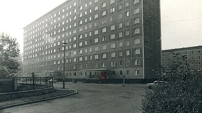 Das Bild zeigt einen großen Plattenbau