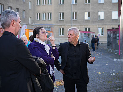 Das Bild zeigt Andrea Nahles, Vorsitzende der SPD, zusammen mit BStU Roland Jahn und Frank Ebert von der Robert-Havemann-Gesellschaft zu Besuch im Stasi-Unterlagen-Archiv
