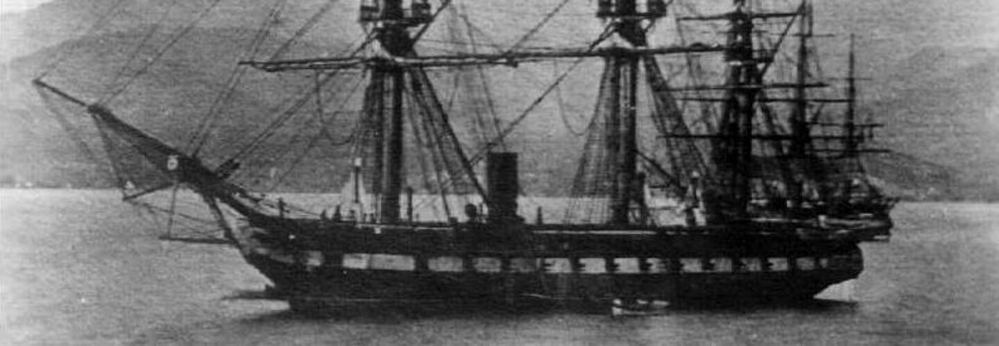 Schwarz-Weiß-Fotografie der S.M.S. Gazelle