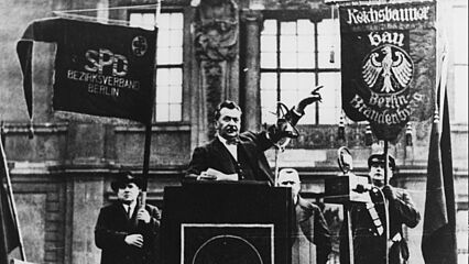 Der Vorsitzende der SPD, Otto Wels, spricht auf einer Kundgebung der 'Eisernen Front' im Berliner Lustgarten am 6.3.1932