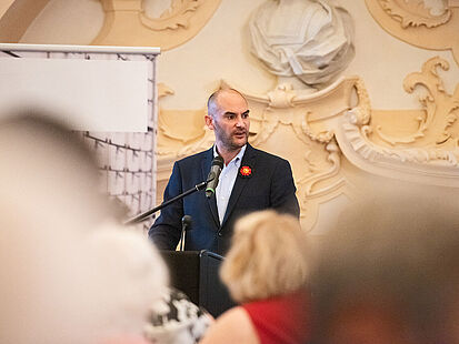 Demokratisches Bankett Rastatt Finanzminister von Baden-Württemberg, Danyal Bayaz, spricht am Pult auf dem Demokratischen Bankett.