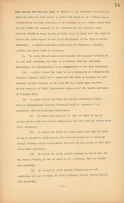 Abgebildet ist eine englischsprachige Fassung des Kontrollratsgesetzes Nr. 10 des Alliierten Kontrollrats.