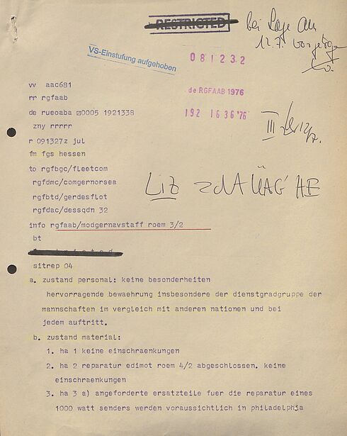 Maschinenschriftliches Dokument mit handschriftlichen Ergänzungen und Stempeln