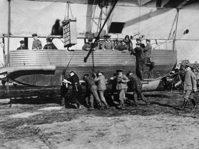 Ein deutscher Zeppelin (Luftschiff) im Moment des Aufsteigen, hier die vordere Gondel., 1914/1918