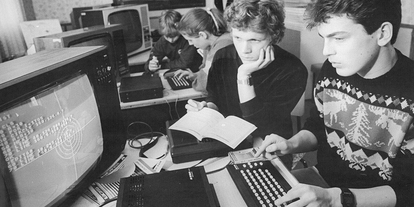 Zwei Schüler sitzen vor einem Computer und blicken auf den Monitor., Quelle:
            BArch, Bild 183-1986-1212-005 / Sindermann, Jürgen