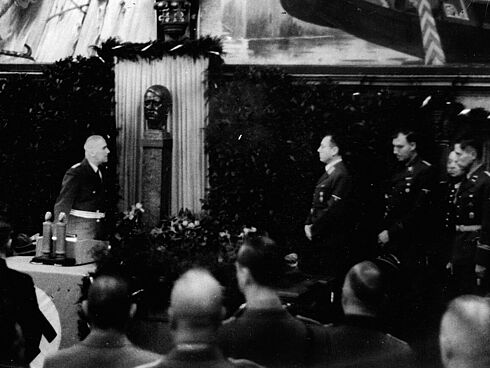 Amtseinführung des Gauleiters Albert Forster (links) im Rathaus Danzig