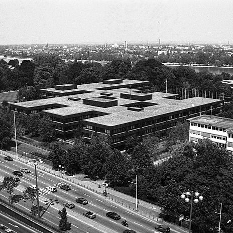 Blick auf das Bundeskanzleramt in Bonn am 27. Juli 1990