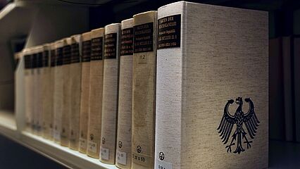 Bände der Reihe 'Akten der Reichskanzlei' stehen in einem Regal