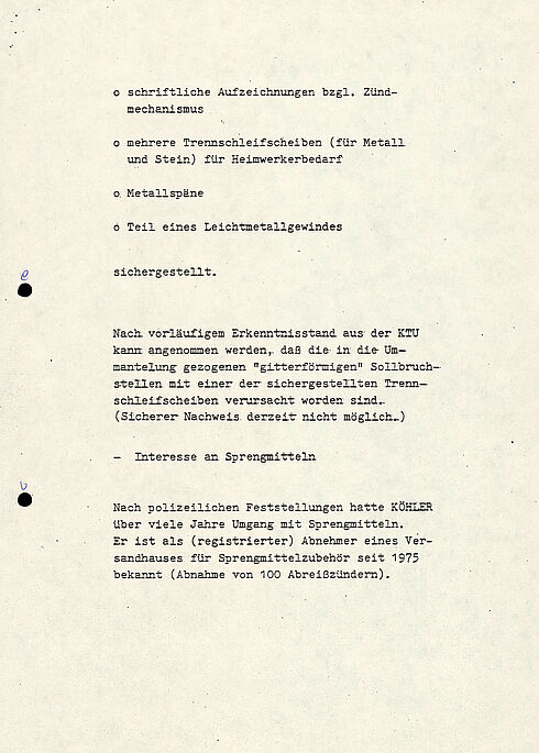 Das Dokument zeigt den Zwischenbericht der Sonderkommission zum Sprengstoffanschlag auf dem Oktoberfest 1980. Im Bericht werden die Tat, die Ermittlungen und die nächsten Schritte der Ermittlung und Öffentlichkeitsarbeit.