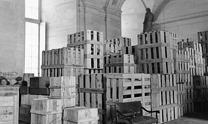 Lager mit Holzkisten in Paris nach einer Beschlagnahmeaktion von Möbeln und Wohnungsinventar (1942/1943 ca.)