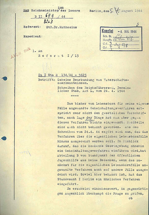 erste Seite eines gedruckten Schreibens mit Stempeln und handschriftlichen behördlichen Angaben