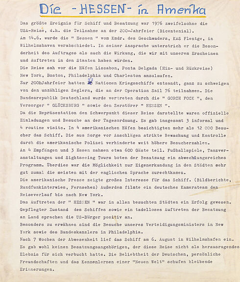 Maschinengeschriebenes Dokument mit handschriftlicher Überschrift in Blau-Gelb