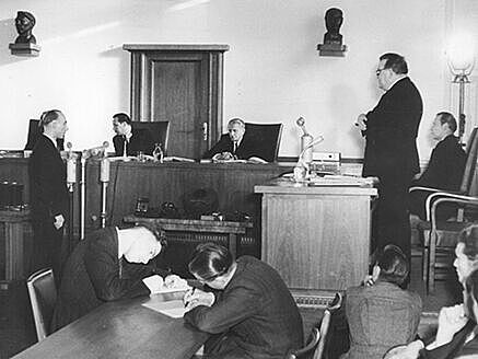 Werner Haase Prozess Prozess gegen sieben Agenten der Spionageorganisation Gehlen. Werner Haase steht als Angeklagter vor dem Richterpult.