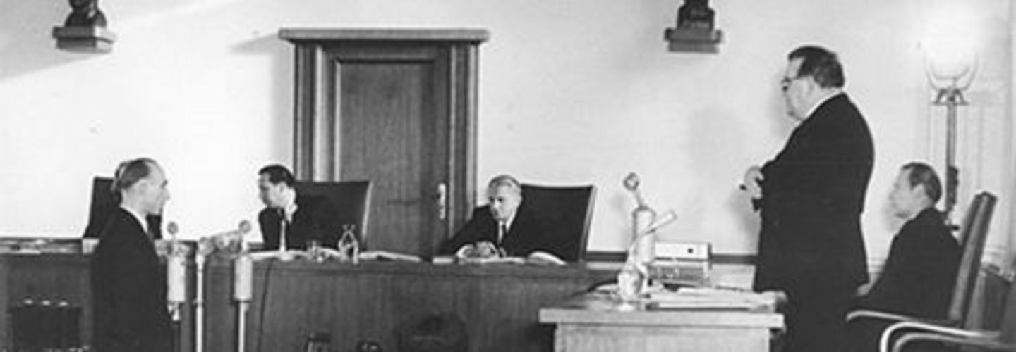 Werner Haase Prozess Prozess gegen sieben Agenten der Spionageorganisation Gehlen. Werner Haase steht als Angeklagter vor dem Richterpult.