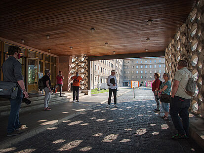 Besucherinnen und Besucher bei einer Führung vor "Haus 1".