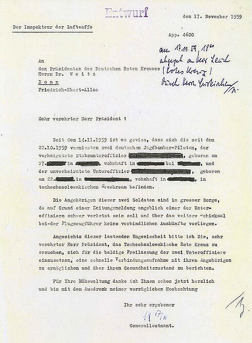 mit Stempel "Entwurf" versehener, maschinengeschriebener Brief mit geschwärzten Namen und persönlichen Daten sowie händischem Vermerk und Unterschrift