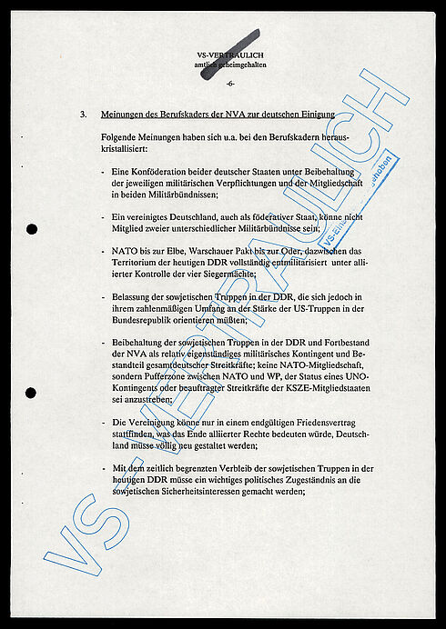 Maschinengeschriebenes Dokument mit den Hinweisen „VS-Vertraulich“ und „VS-Einstufung aufgehoben“