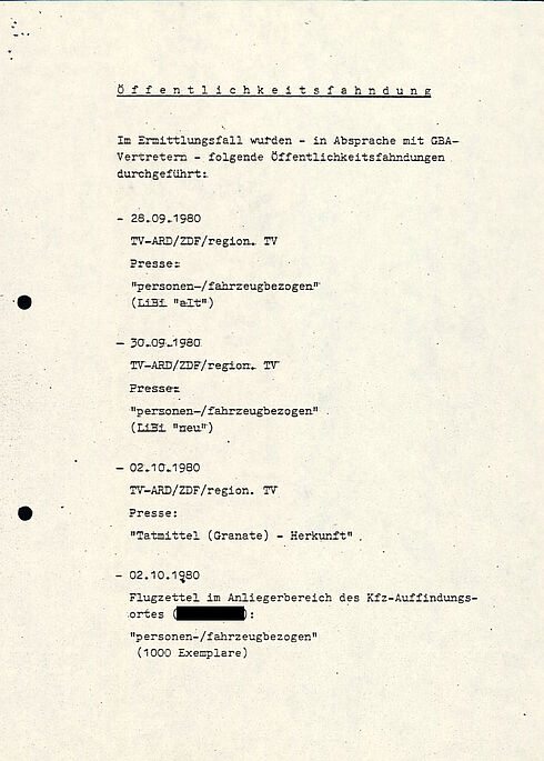 Das Dokument zeigt den Zwischenbericht der Sonderkommission zum Sprengstoffanschlag auf dem Oktoberfest 1980. Im Bericht werden die Tat, die Ermittlungen und die nächsten Schritte der Ermittlung und Öffentlichkeitsarbeit.