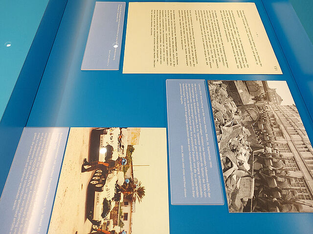 Faksimilierte Dokumente zur Geschichte der Bundeswehr in einer blauen Vitrine