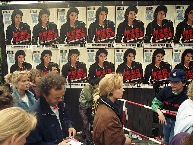 Warteschlangen Jugendlicher vor dem Konzert von Michael Jackson vor dem Reichstag am 19. Juni 1988