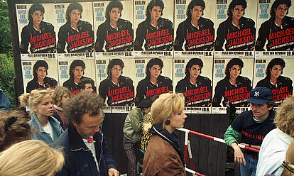 Warteschlangen Jugendlicher vor dem Konzert von Michael Jackson vor dem Reichstag am 19. Juni 1988