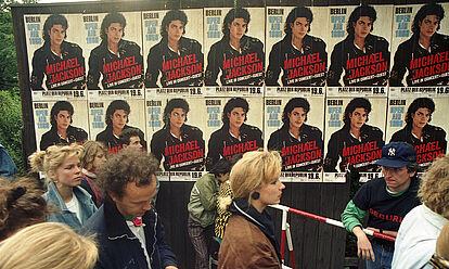 Warteschlangen Jugendlicher vor dem Konzert von Michael Jackson vor dem Reichstag am 19. Juni 1988