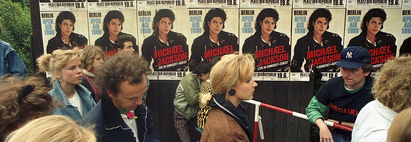 Warteschlangen Jugendlicher vor dem Konzert von Michael Jackson vor dem Reichstag am 19. Juni 1988