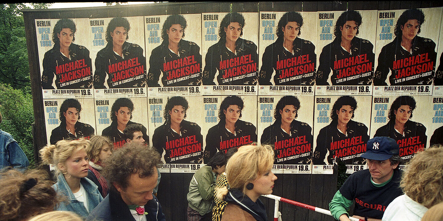 Warteschlangen Jugendlicher vor dem Konzert von Michael Jackson vor dem Reichstag am 19. Juni 1988 Warteschlangen Jugendlicher vor dem Konzert von Michael Jackson vor dem Reichstag am 19. Juni 1988, Quelle:
BArch, B 145 Bild-F079012-0026 / o. Ang.