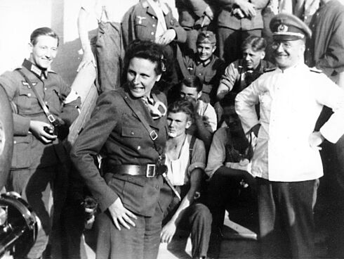 Leni Riefenstahl besucht, gekleidet in eine Fantasie-Uniform das XIV. Armeekorps